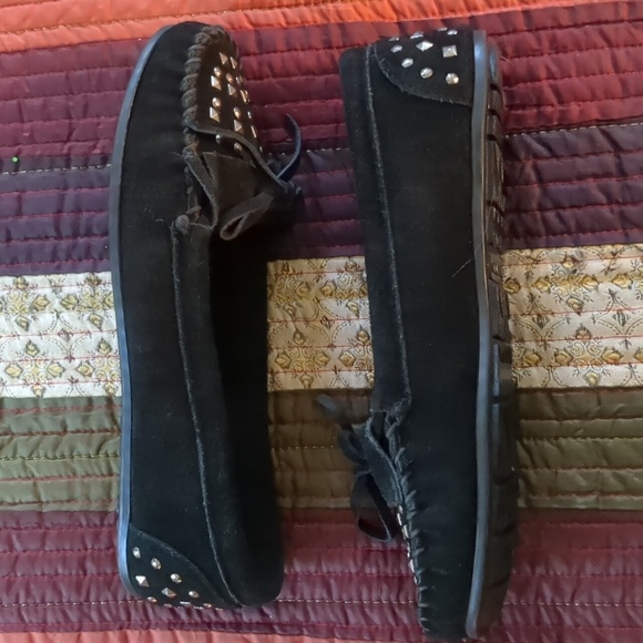 MINNETONKA* black suede leather moccasin flats stud detailing rubber sole 9.5 - Picture 8 of 12